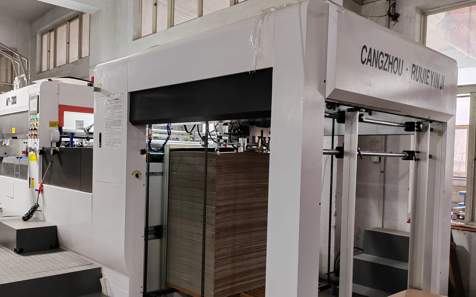 Automatic die-cutting equipment feeding a stack of board