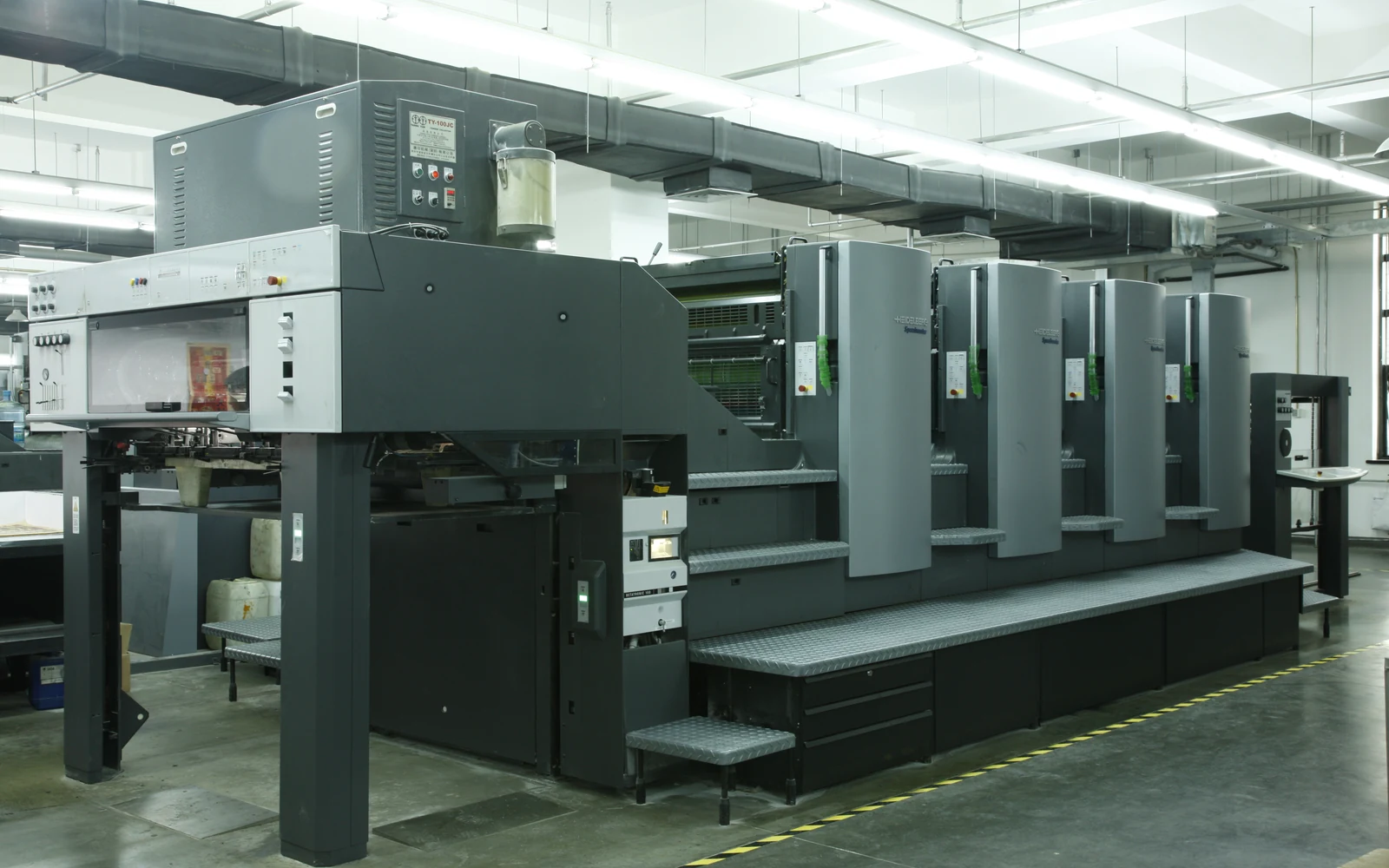 Heidelberg offset printing press supporting custom paper packaging production