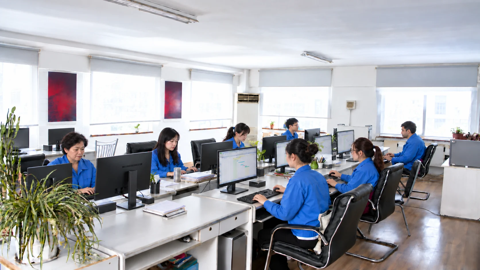 Yutongyuan packaging project team reviewing production requirements in the office